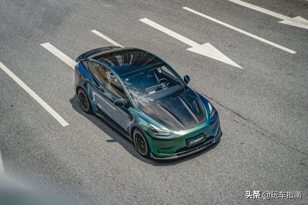 特斯拉Model Y全面改装，碳纤维宽体钻石绿变色膜回头率爆棚
