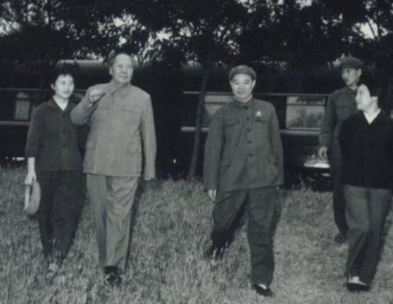 张玉凤回忆1976年：周恩来、朱德接连去世，毛主席一个人默默流泪