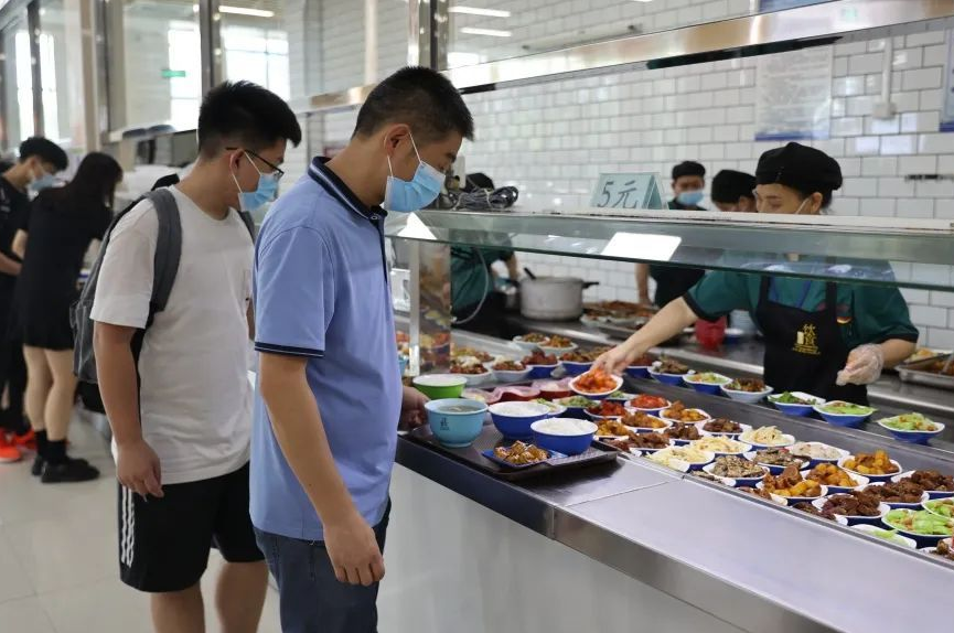 因住宿条件好而闻名的大学，一边休息一边吹海风，你羡慕了吗？