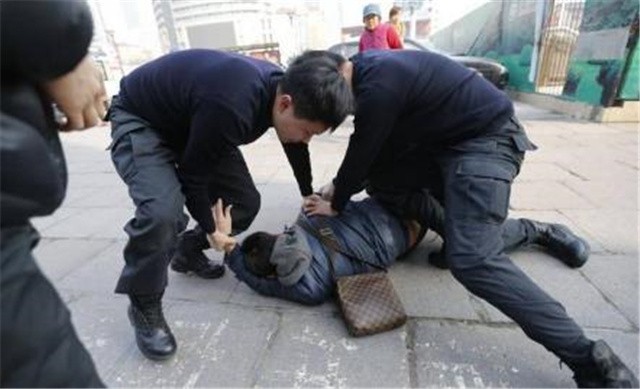 许昌黑老大梁胜利，作恶多端引起众怒，落网后近10万群众欢呼