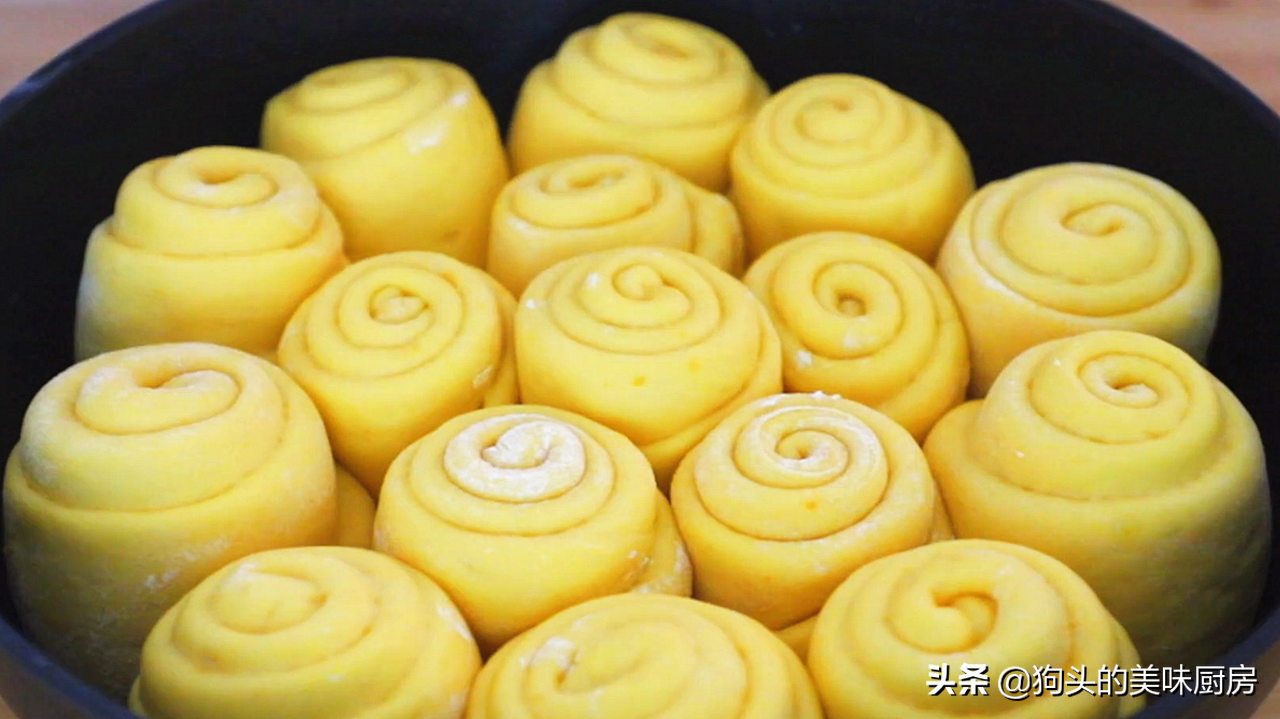 一块南瓜2个鸡蛋，不同烤箱不用蒸，教你做出金黄又蓬松的面包