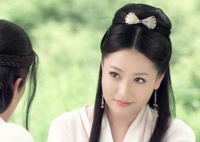 的印象,这次相见后,成龙才发现这个女孩确实挺美,长得还有些像金喜善