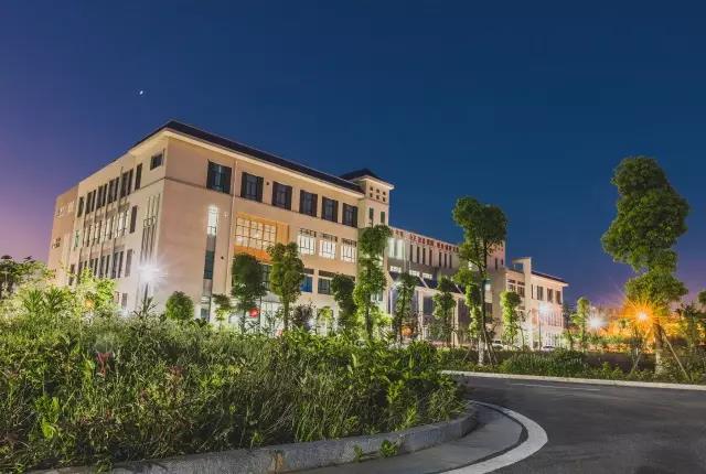 坐标湖南，影视剧取景地，高颜值食堂吃遍网红美食！这所高校