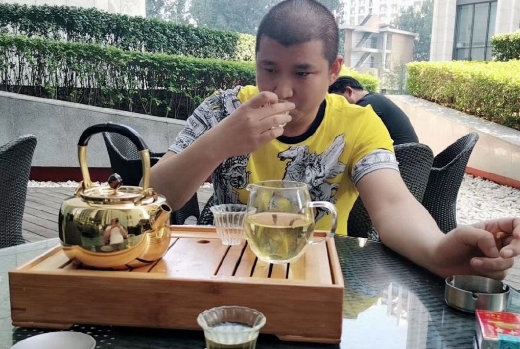 网红二驴夫妇连上热搜，手机官方发文为其澄清，网友：死不承认