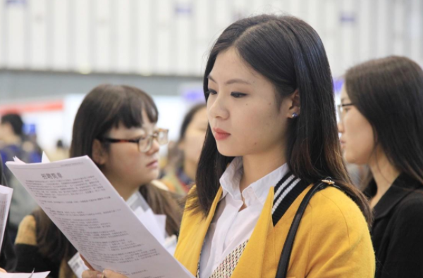 国内严进严出的高校，期末挂科率很高，混日子可能拿不到毕业证