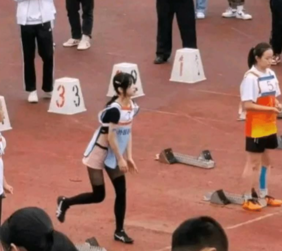 穿黑色裤袜“运动媛”，学校赛跑拿第一反被骂，校友澄清事情反转