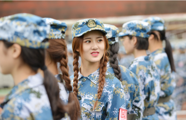 刚上大一就有人追的女生，多半都有这4个特征，看看你中标了吗？