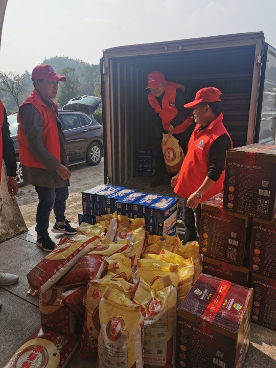 长城汇公益协会陈美珠爱心团队情系老人 爱在敬老院