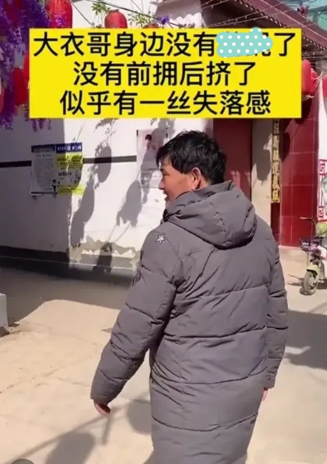 这难以置(拉面哥抢了大衣哥的风头？一方门庭若市，一方略显冷清)