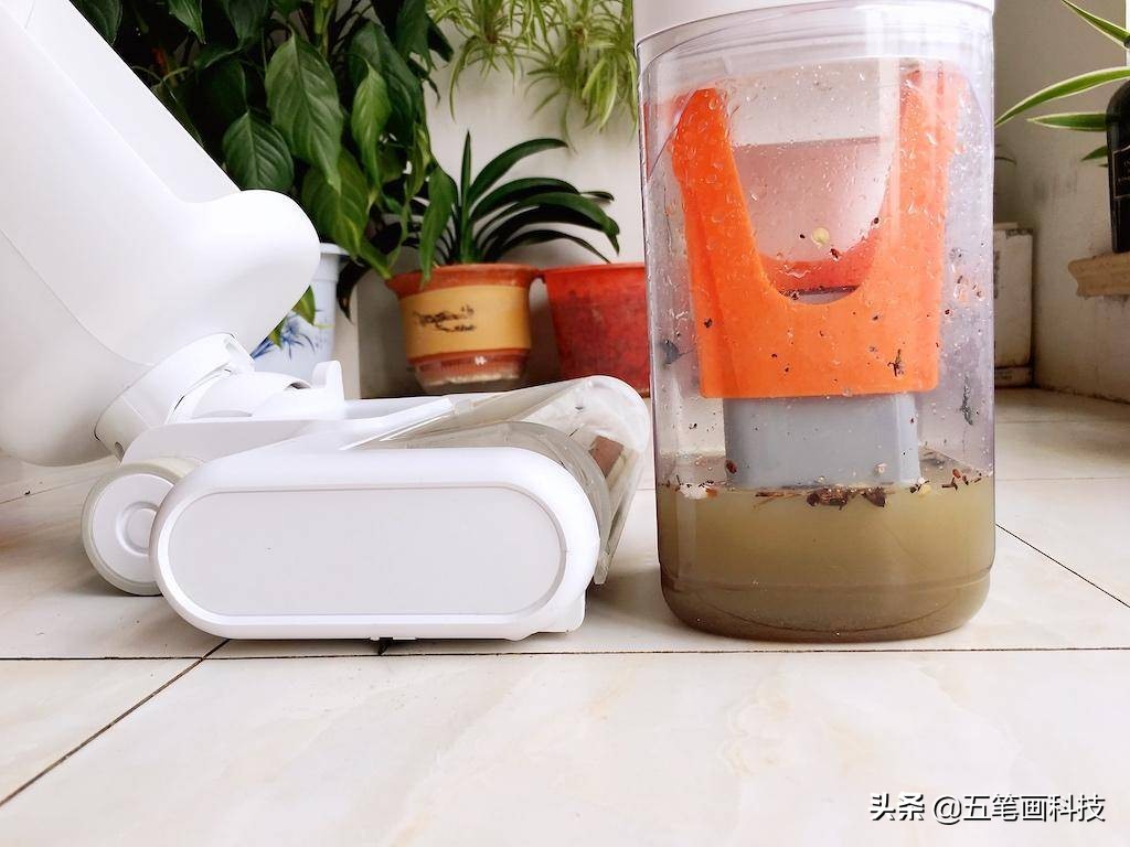 滚刷都能自清洁，那脏污哪里去了？洒哇地咔无线地面清洗机初体验