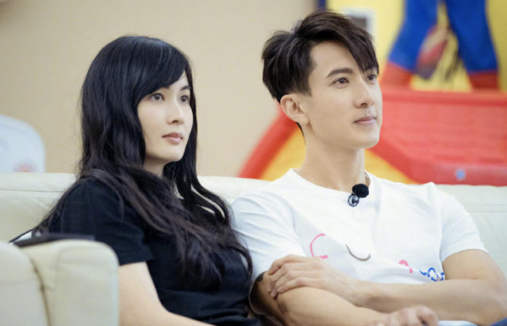 吴尊时隔2年和家人来中国，机舱空荡无人疑包机，行李箱堆成小山