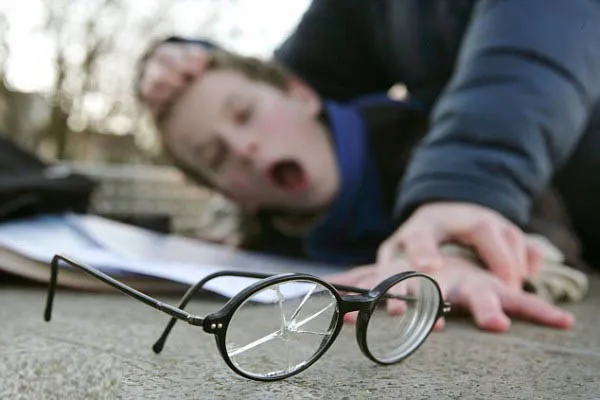 12岁女生被多名男生殴打，校园暴力这个隐形杀手到底有多可怕