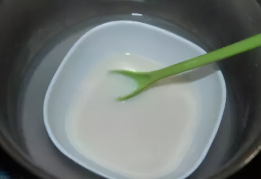 经常带包装加热牛奶，会诱发慢性中毒？哪种加热方式不会损失营养