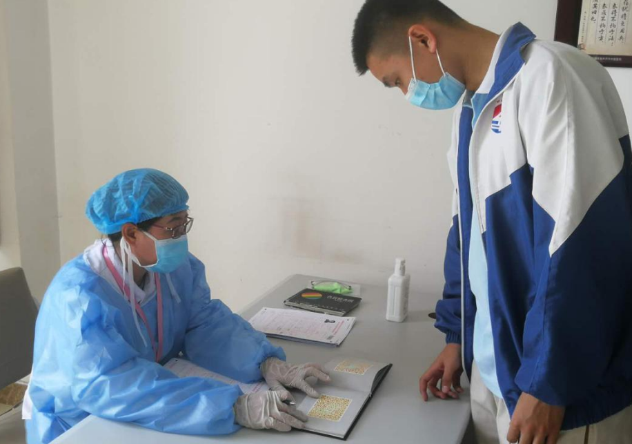 有学生主动“裸检”，有人偷戴近视镜，高考体检出现名场面