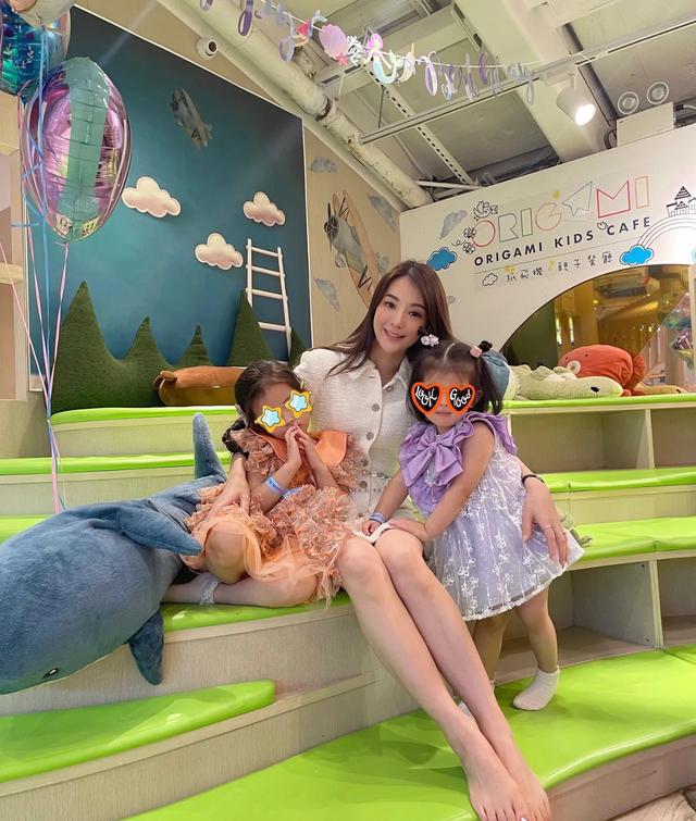 方媛晒母女三人美照，大宝长发及腰气质甜美，小宝鼻子嘴巴像妈妈