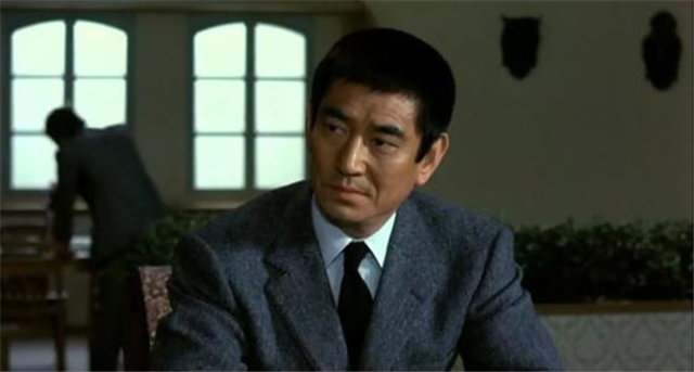 日本电影《追捕》：在日本不温不火却受中国追捧，背后的原因是啥