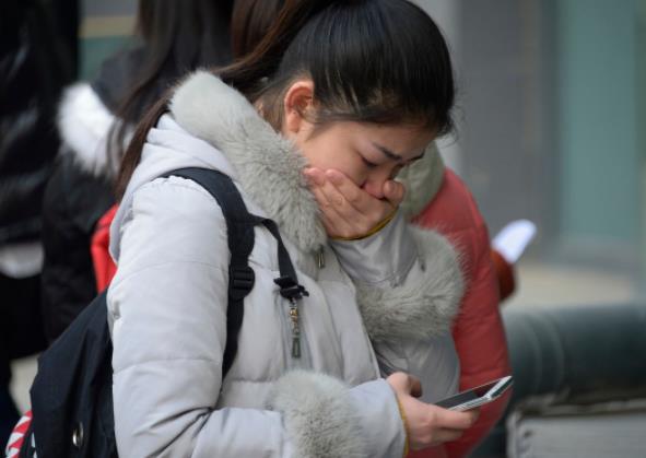 学生为圆空姐梦，花10万学空乘专业，结果毕业分到酒店当门童？