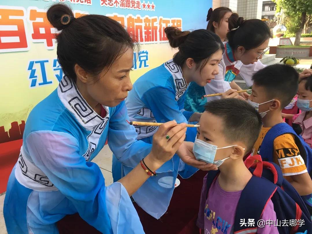 开学啦！现场多图预警：妈趴窗，爹爬墙，脸贴地！场面过于欢乐