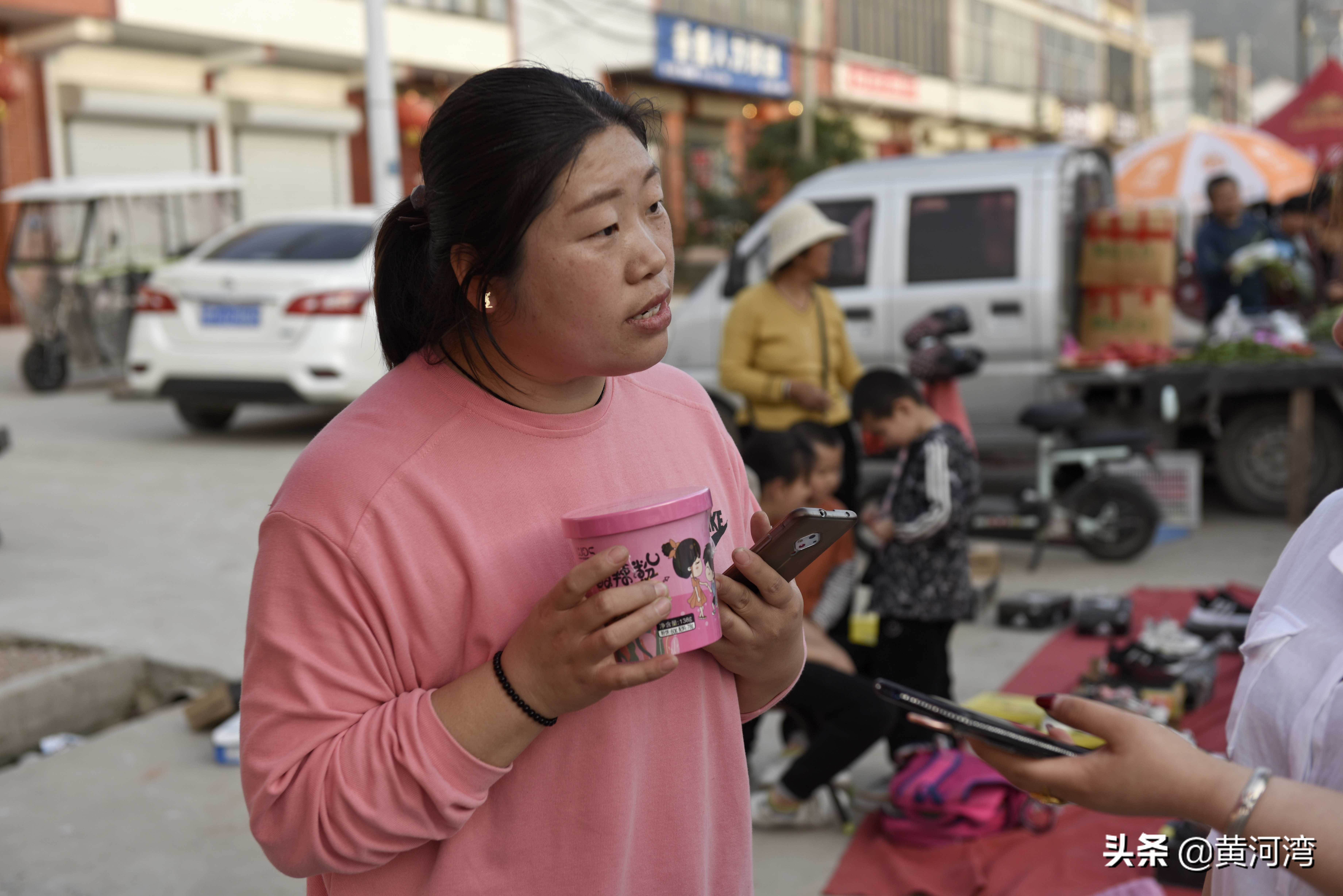 励志，女青年五一小长假不去旅游，集市上摆摊卖货，补贴家用