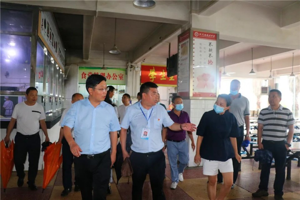 蓬溪县委书记张智勇检查蓬溪高考准备工作