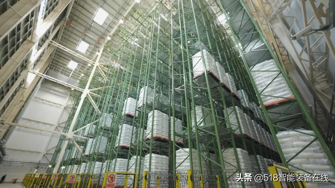 案例 | 国内首个厢式货车无人叉车装箱，未来机器人新突破