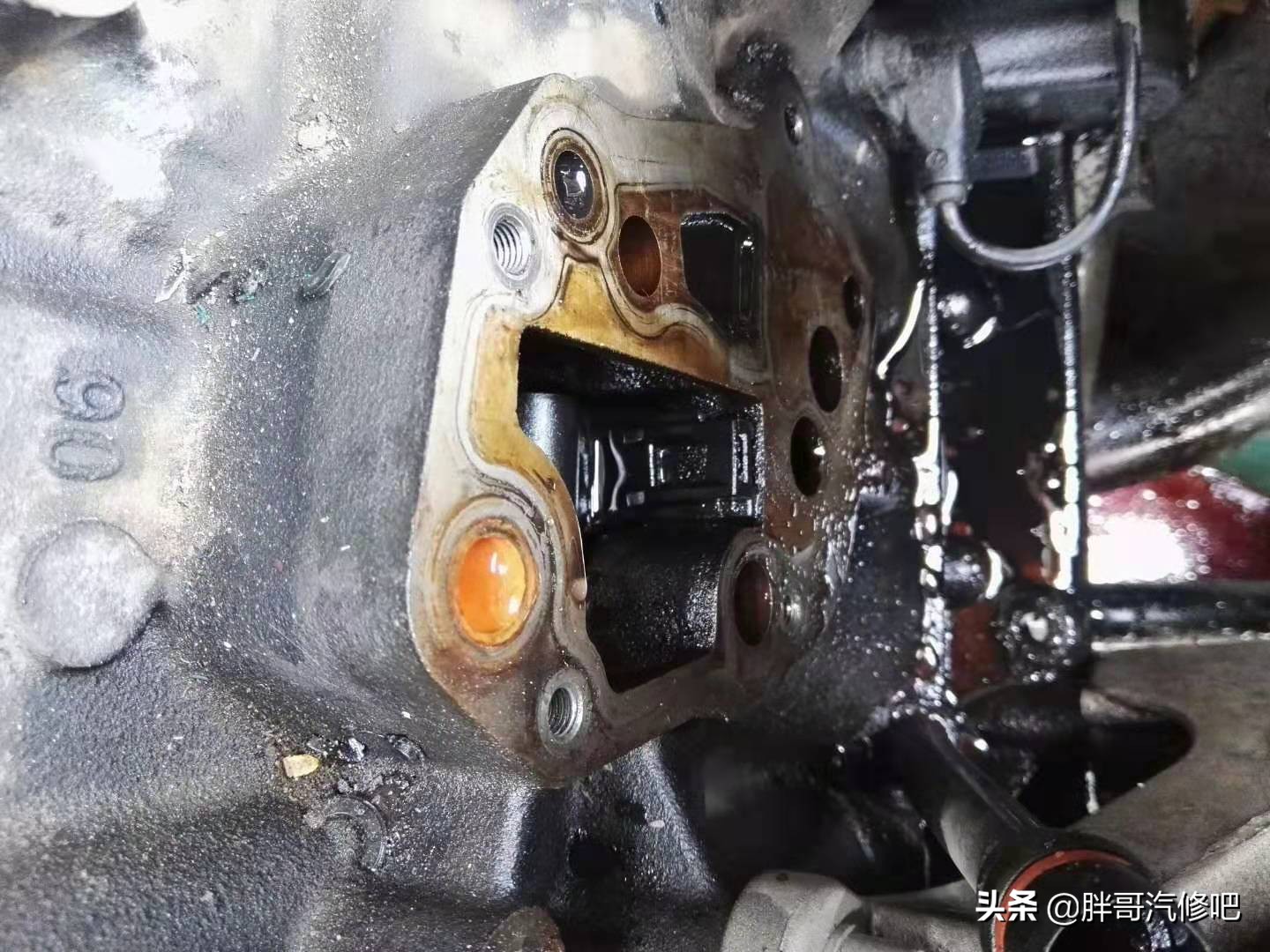 奥迪A6L发动机抖动漏油，胖哥清洗高压喷油嘴，更换机油散热垫