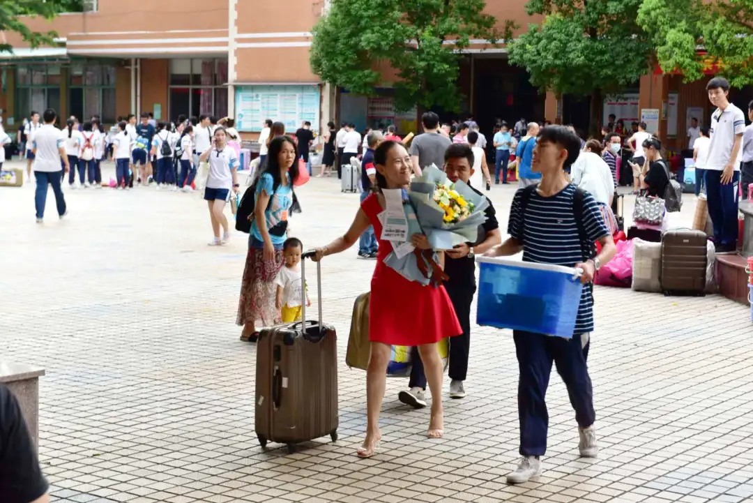 难忘老师 感恩亲人——佛山南海中学分校2020届高三学子高考凯旋