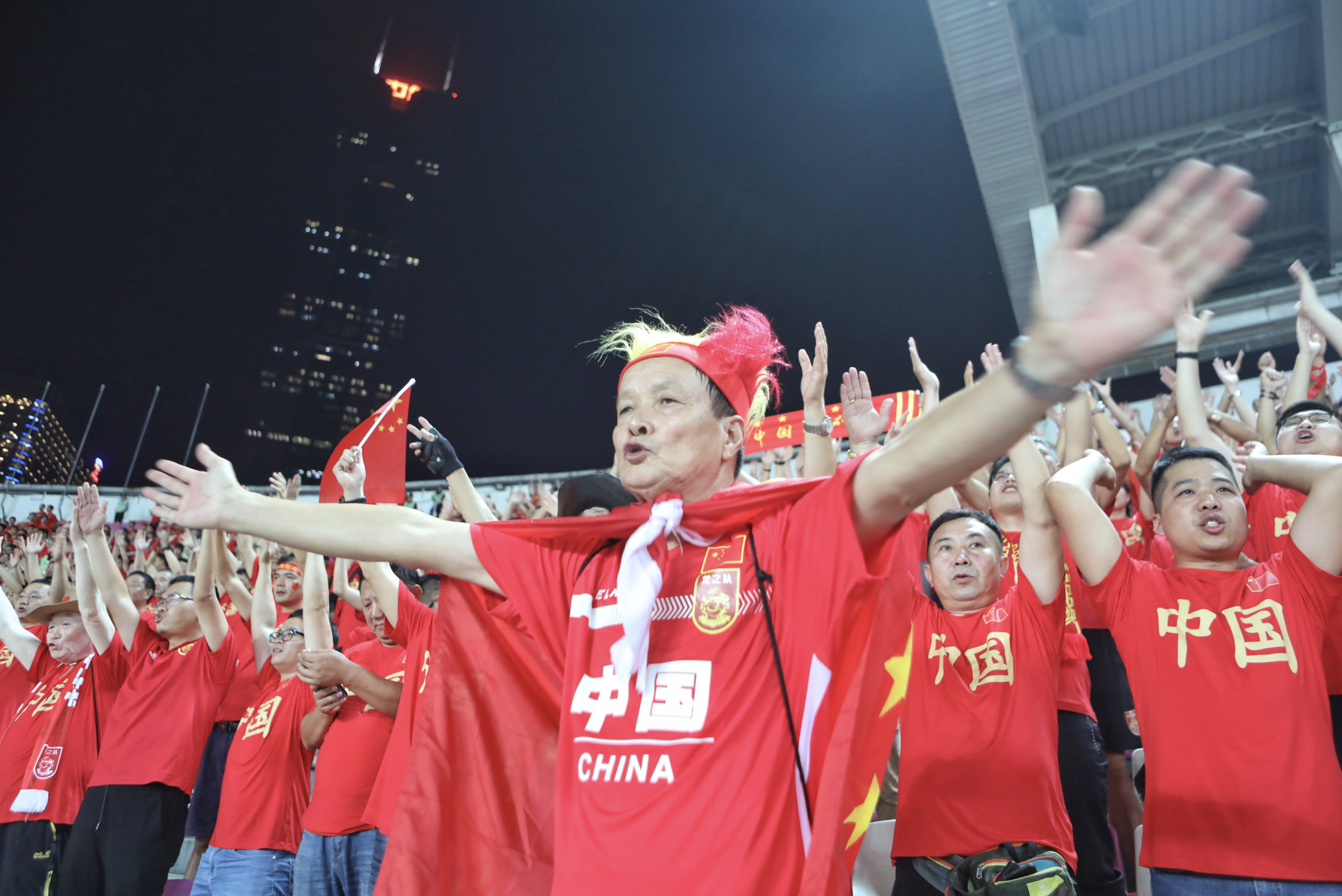 中国足球无比闪耀 恒大天体主场成红色海洋