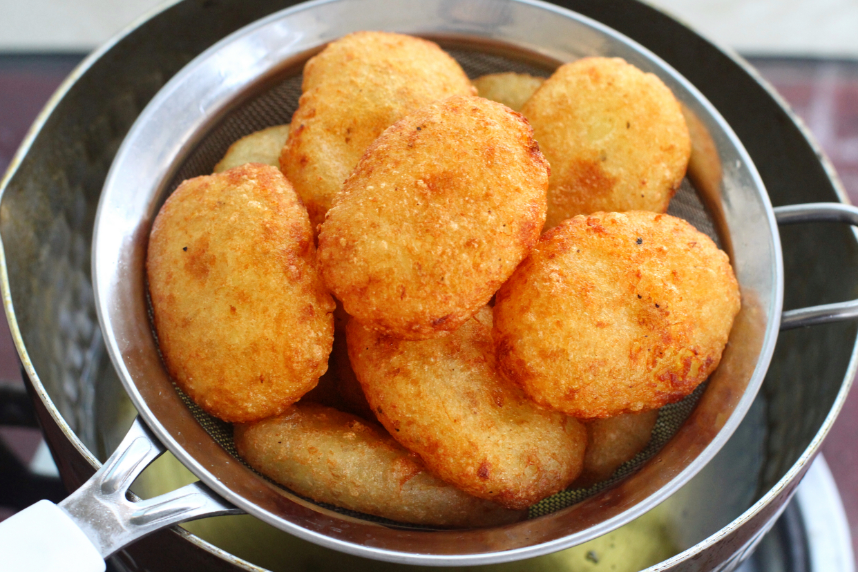 在家做麦叔叔同款薯饼，两个土豆就能做一大盘，外酥里糯香喷喷的