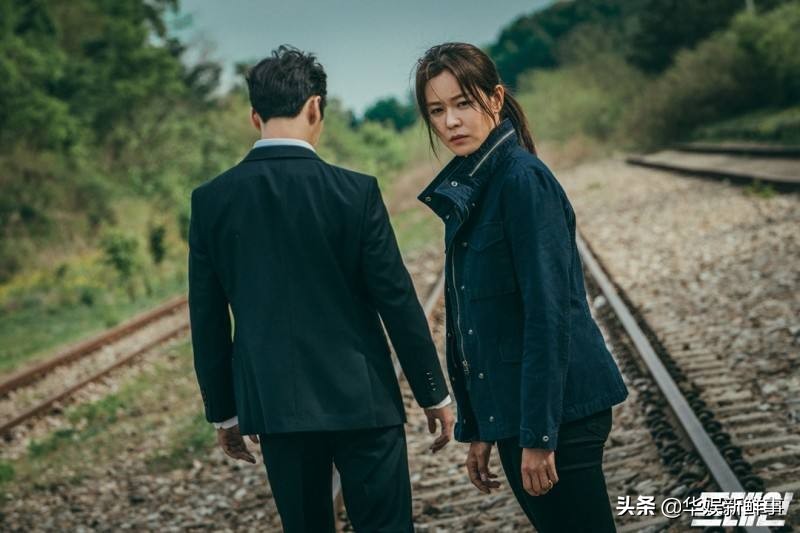 韩国烧脑神剧《火车》：主角穿越平行世界，追击异时空杀人犯