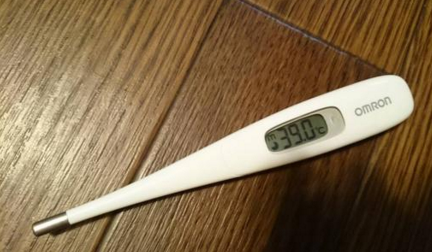 孩子发烧有件事比退烧更重要，2个降温方法见效快，别着急去医院