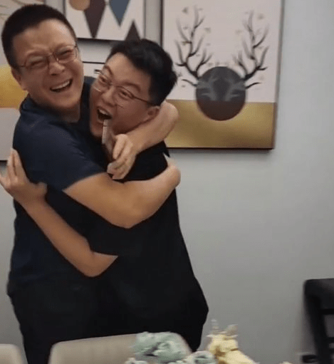 四川考生高考689分，父子二人高兴拥抱，网友却调侃二人样貌