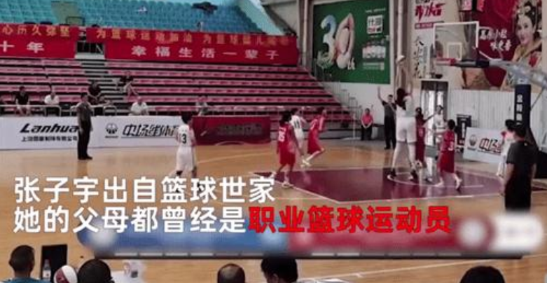 青少年篮球比赛一般多少人(14岁女孩身高2米26，成名校篮球队的主力，现在的00后都这么猛吗)