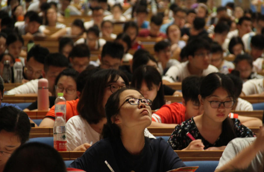最适合女孩学的4个专业，工作稳定就业前景不错，家中有女孩留意