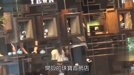 霍启刚抱四岁女儿买珠宝为晶晶庆生，两父女逛超市选购蛋糕白酒