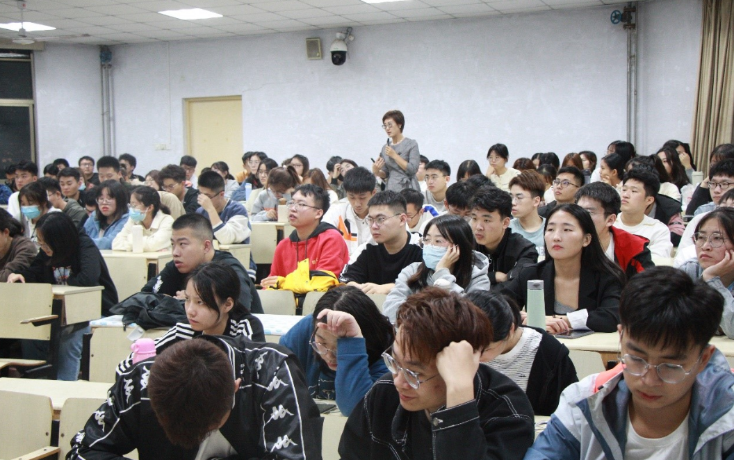 大学生总喜欢“蹭课”，原因有哪些？辅导员：这些课不能蹭