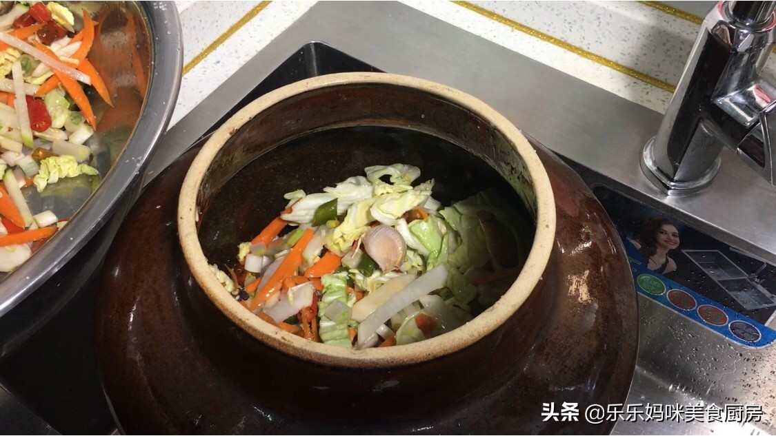 每年秋季，妈妈都用这方法腌咸菜，7种食材腌1瓮，够吃一冬