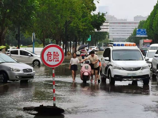 暴雨无情，人间有爱