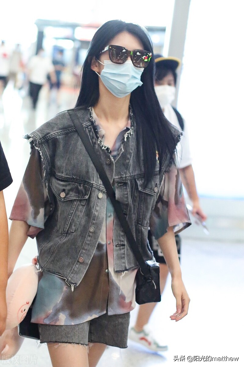 街拍：傅菁灰色牛仔马甲+渐变色衬衫+牛仔短裤+短靴清爽酷感