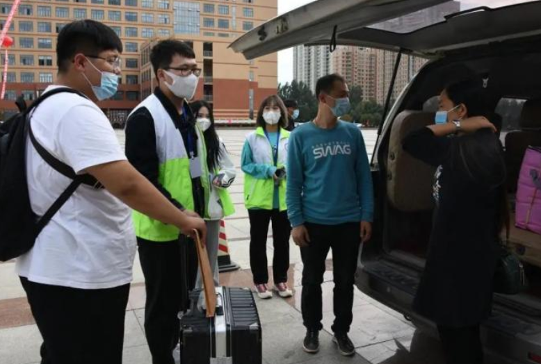 某大学“阴间食堂”火了，如同在墓地用餐，学生：艺术不能接地府