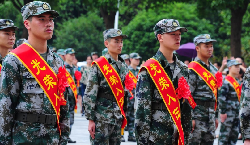 在校大学生迎来好消息，参军有机会保送军校，不过有两个前提条件