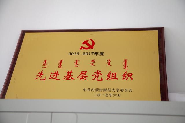 内蒙的这所大学财大气粗，附近有山有水有野生动物，“钱途”无量