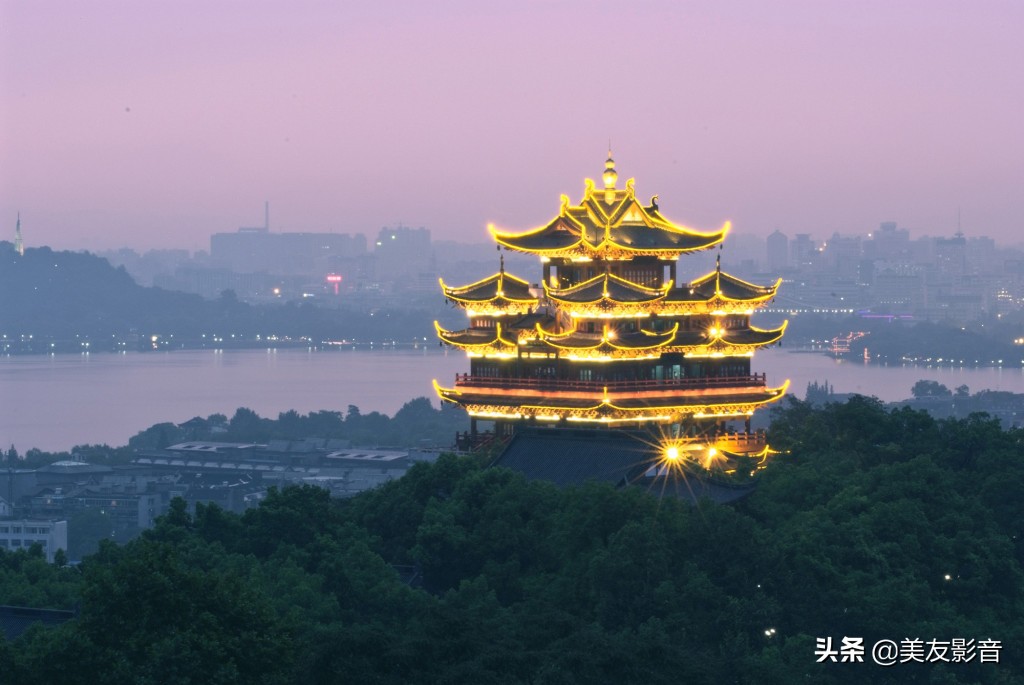 庙会楹联映古韵，观景流连醉其中