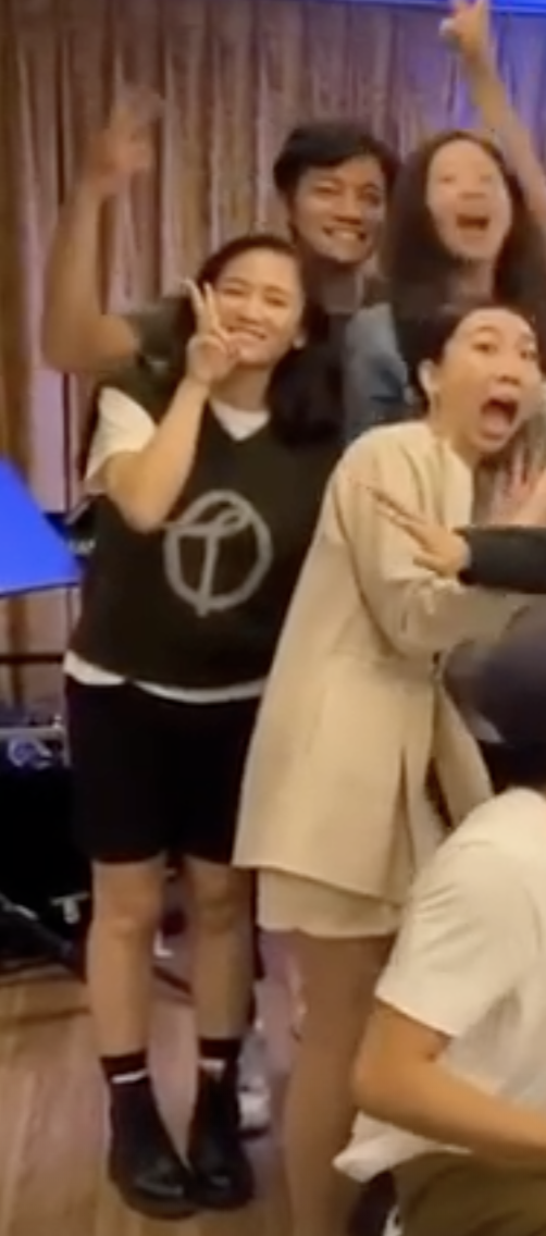 陈乔恩携男友聚会，腰粗腿壮呈现幸福肥，靠在艾伦身前很甜蜜