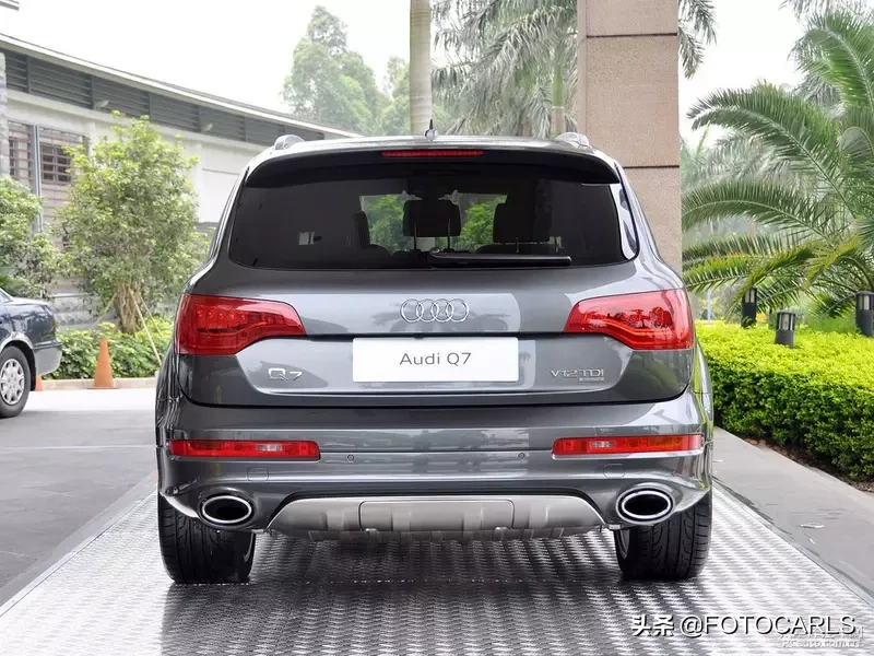 奥迪Q7 V12柴油版实拍,当年售价257万,这货能拖动一辆飞机