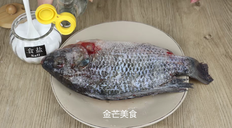 解冻鱼不能直接用水泡，海产老板教我一招，解冻后和新鲜买的一样