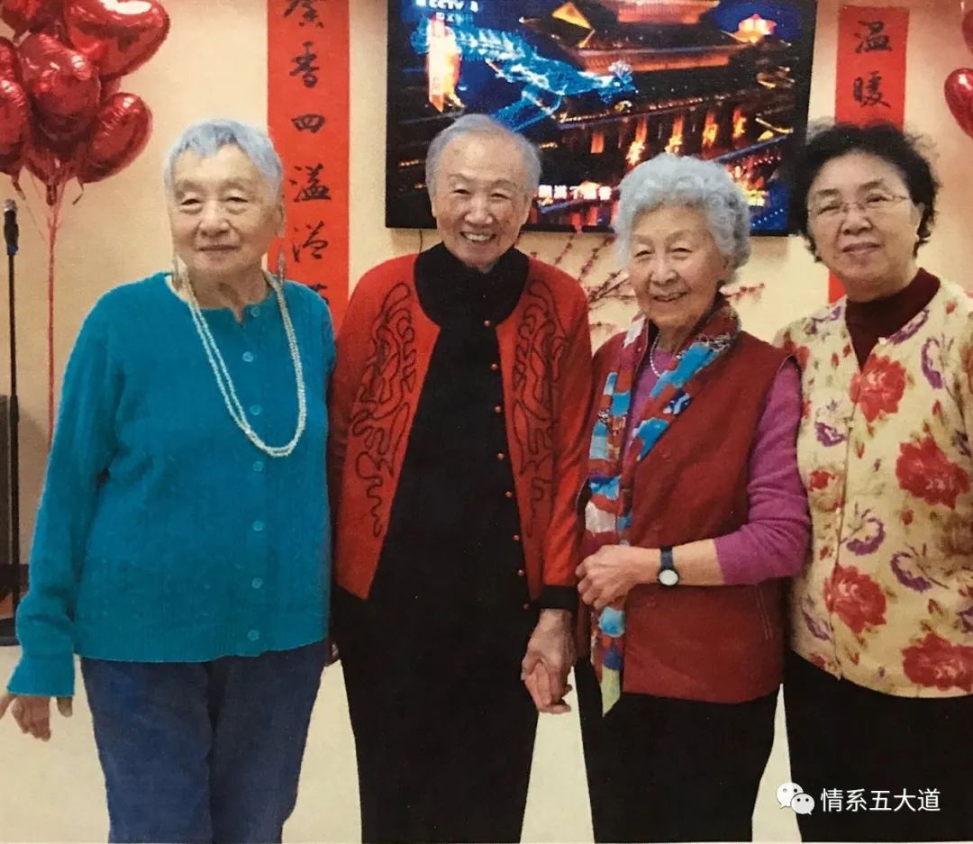 老少同乐情满桑榆，晚霞映照天伦乐，共谱温馨和谐画卷