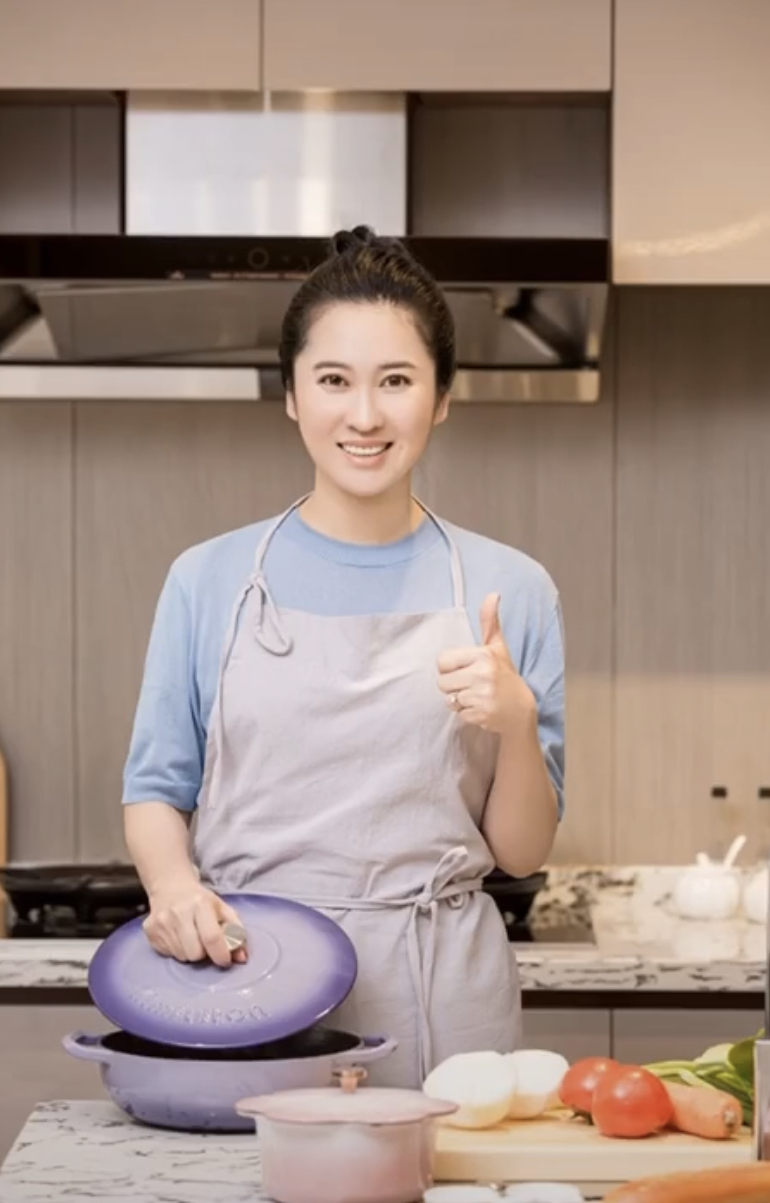 知名网红被曝父母是老赖！欠债超220万，曾炫耀家庭条件从小就好