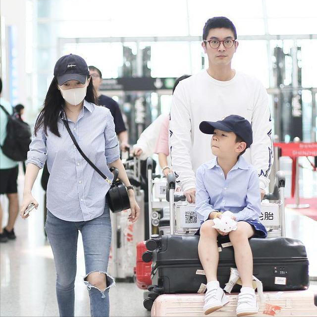 霍思燕一家三口走机场，7岁嗯哼长高太多，独自拖行李成小男子汉