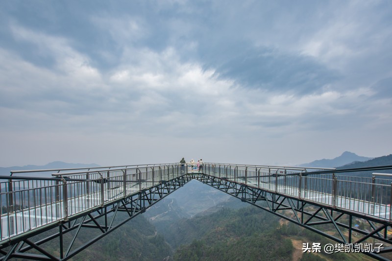 重庆旅游攻略，打卡抖音流量猛超洪崖洞的悬崖奥陶纪，收藏新年用